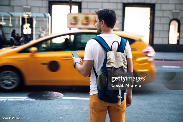 esperando en taxi - taxi amarillo fotografías e imágenes de stock