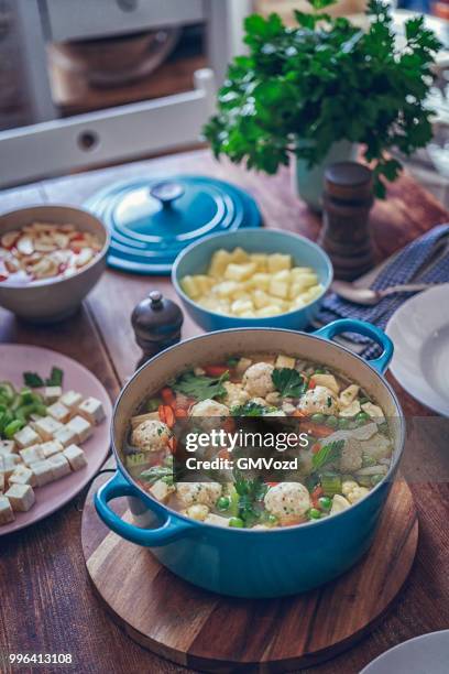 heerlijke minestrone soep met verse groenten - minestrone stockfoto's en -beelden