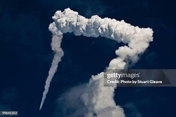 space shuttle atlantic smoke trail - stuart florida imagens e fotografias de stock