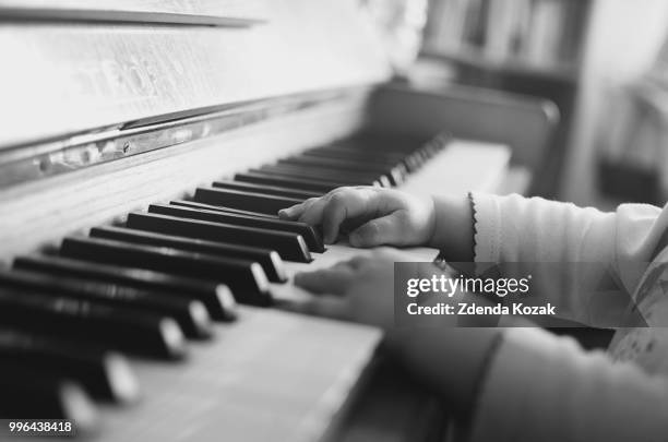 little piano player - ébène photos et images de collection