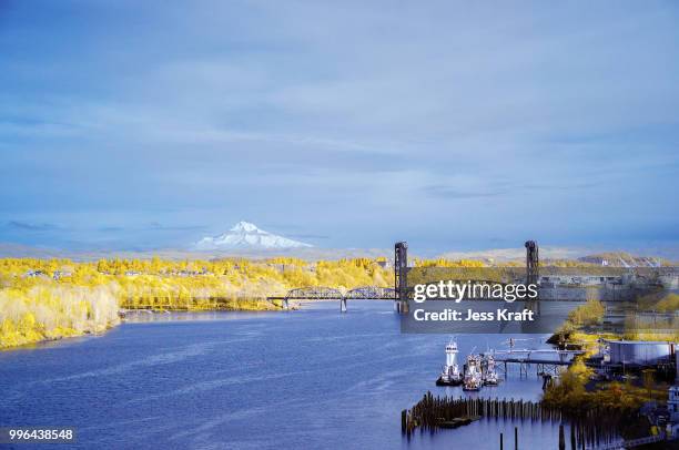 mt hood and willamette river - hood river fotografías e imágenes de stock