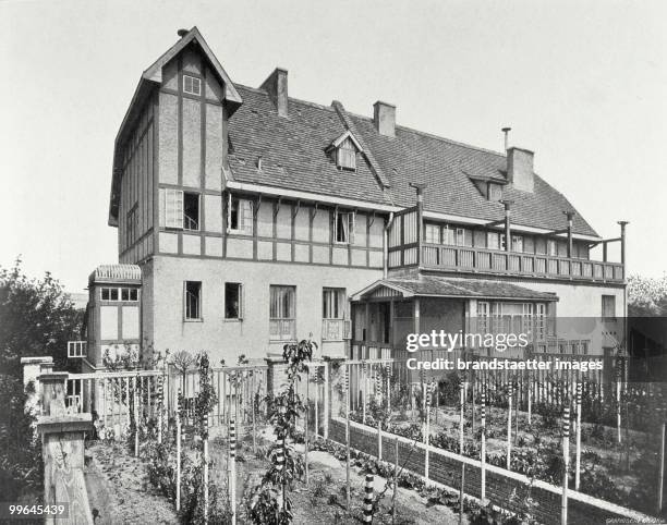 Pair of semi-detached houses of Carl and Kolo Moser on the Hohe Warte in Vienna's 19th district. View from the Garden. Photograph from the magazine...