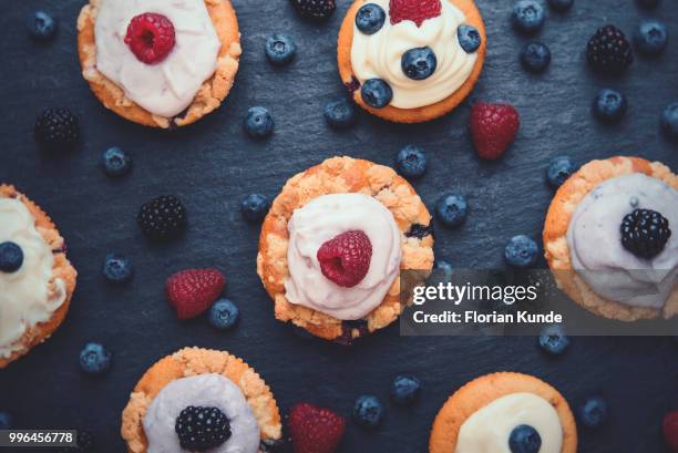 berry-cupcakes from above - kunde stock pictures, royalty-free photos & images