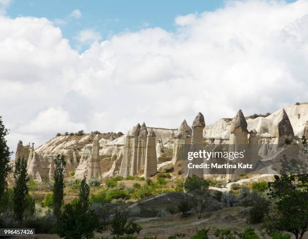 fairy chimneys, tufa formations in love valley, goreme national park, nevsehir province, cappadocia, anatolia, turkey - tufsteenrots stockfoto's en -beelden