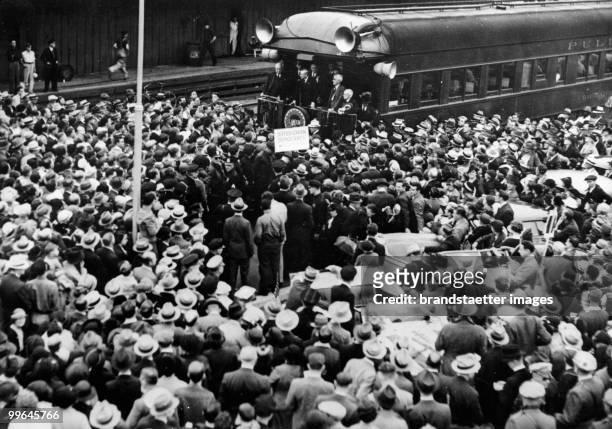 Republican candidate Alf Landon is running for the office of president. He is arriving on train in Pasadena, where 10 000 supporters exspect him....