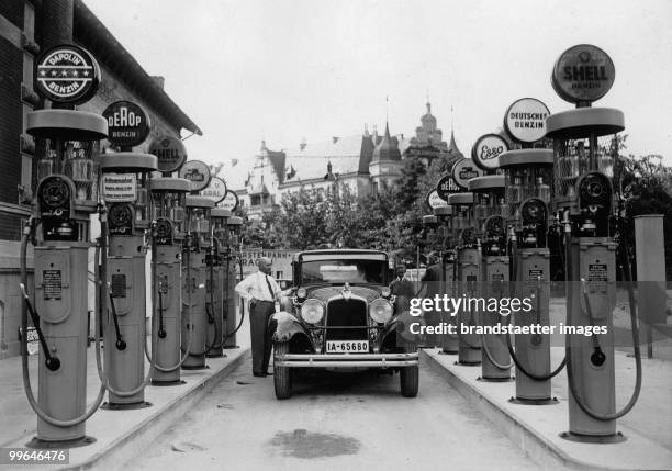 Gas station with twelve different offers. Halensee, Germany. Hotograph. 1930.