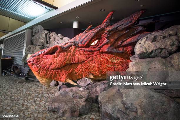 a statue of the dragon smaug from the hobbit books can be found in the wellington airport. - the hobbit bildbanksfoton och bilder