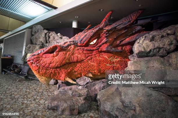 a statue of the dragon smaug from the hobbit books can be found in the wellington airport. - the hobbit 個照片及圖片檔
