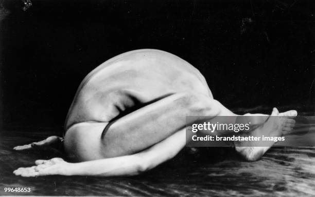 An indian contortionist demonstrates a 3000 years old Yogashama exercise. He is able to tense and relax every single muscel of his body. Photograph....