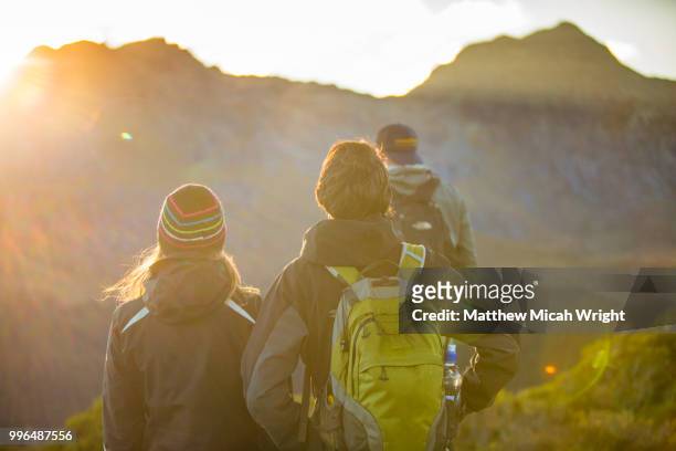 a hike through the key summit track is part of the routeburn track in the fiordland national park. tourists watch the sun rise over the mountaintops. - matthew hale fotografías e imágenes de stock