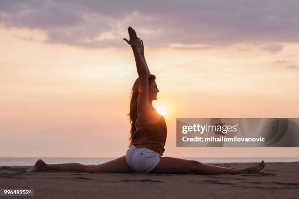yoga dans la nature - mihailomilovanovic photos et images de collection