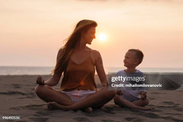 yoga en famille - mihailomilovanovic photos et images de collection