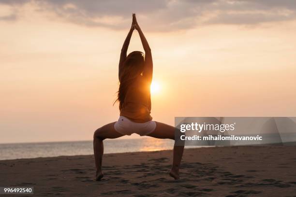 yoga dans la nature - mihailomilovanovic photos et images de collection