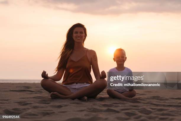 mère et fils, pratiquer l’yoga - mihailomilovanovic photos et images de collection