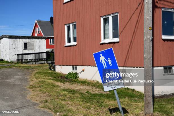 pedestrian and bicycle warning sign at gamvik, northern norway - comté de troms photos et images de collection