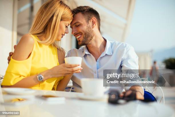 couple romantique dans un café à l’été - mihailomilovanovic photos et images de collection