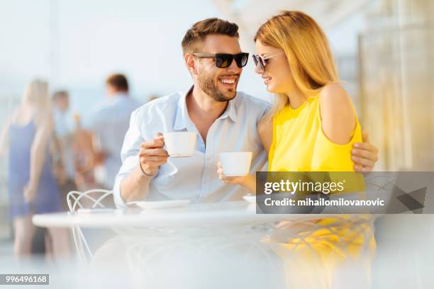 couple profitant de café - mihailomilovanovic photos et images de collection