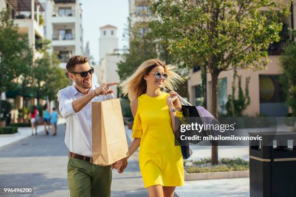 jeune couple à faire du shopping dans la ville - mihailomilovanovic photos et images de collection