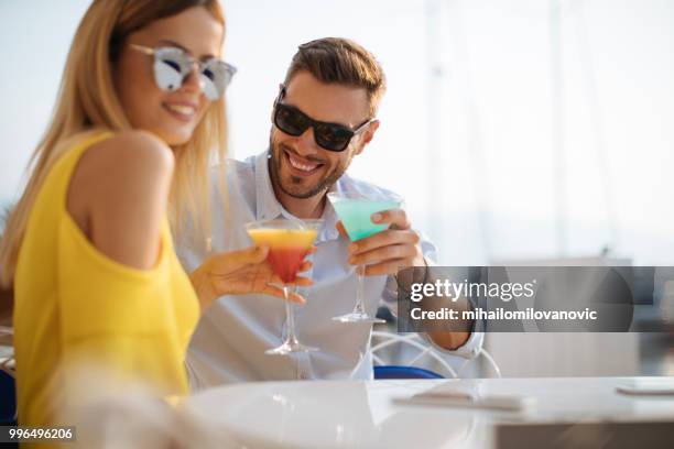 couple, boire des cocktails - mihailomilovanovic photos et images de collection