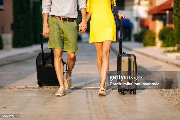 couple qui arrivent à leur destination de vacances - mihailomilovanovic photos et images de collection