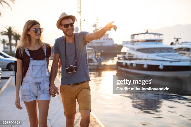 jeune couple sur vacances d’été - mihailomilovanovic photos et images de collection