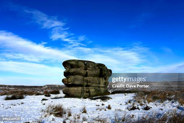 january, winter snow, the eagle stone on baslow edge; derbyshire - baslow stock pictures, royalty-free photos & images