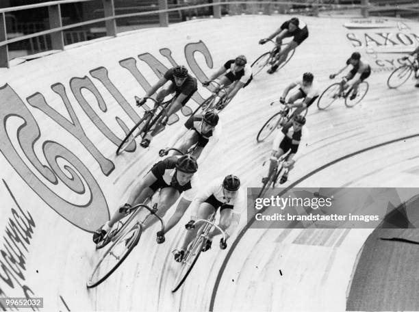 Second day of six days cycle race at Wembley. England, Wembley. Photograph. 22. 09. 1936.