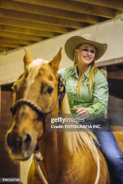 vaquera rubia utah - cowgirl hairstyles fotografías e imágenes de stock