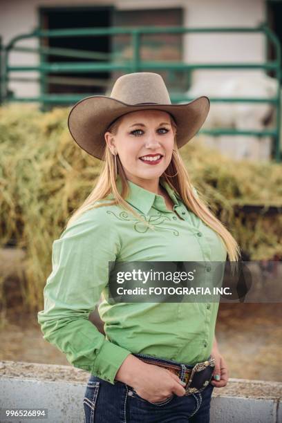 vaquera rubia utah - cowgirl hairstyles fotografías e imágenes de stock