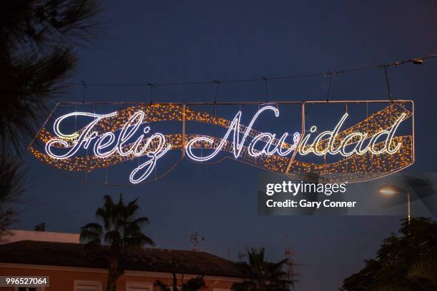 feliz navidad, holiday lighting at dusk - feliz navidad stockfoto's en -beelden