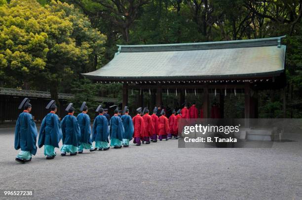 procession of kannushi priests at sacred meiji-jingu shrine in tokyo, japan - meiji jingu shrine stock pictures, royalty-free photos & images