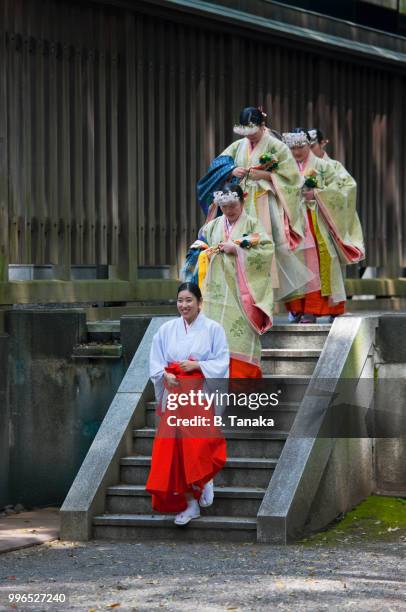 procession of miko shrine maidens at sacred meiji-jingu shrine in tokyo, japan - 明治天皇 ストックフォトと画像