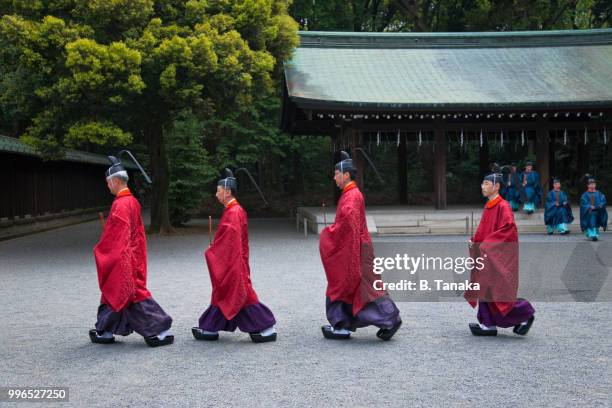 procession of kannushi priests at sacred meiji-jingu shrine in tokyo, japan - 明治天皇 ストックフォトと画像