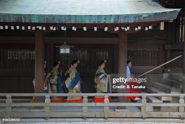 procession of miko shrine maidens and traditional cloister at sacred meiji-jingu shrine in tokyo, japan - 明治天皇 ストックフォトと画像