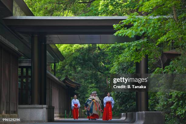 procession of miko shrine maidens at sacred meiji-jingu shrine in tokyo, japan - 明治天皇 ストックフォトと画像