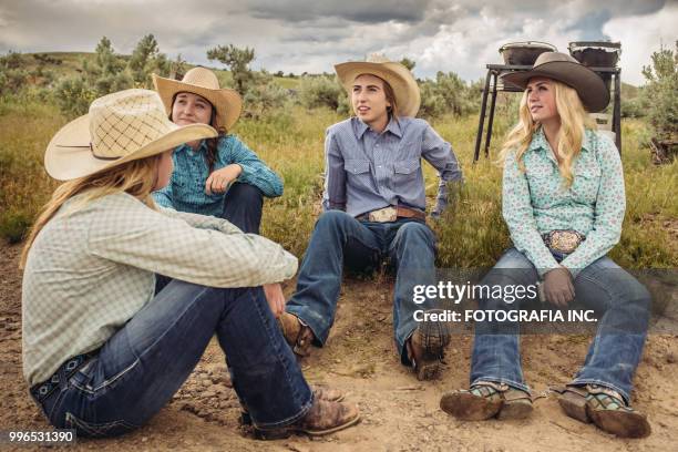 amigos de utah cowgirl - mulher músculo - fotografias e filmes do acervo