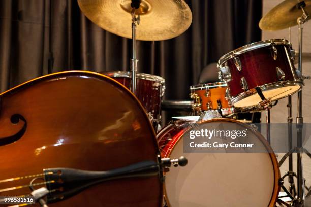 jazz drum kit and bass instruments - instrumento baixo imagens e fotografias de stock