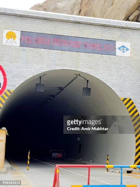 tunnel on attabad lake - amir mukhtar 個照片及圖片檔