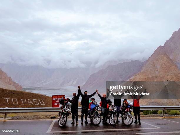 biker tourists are standing and enjoying in front of mountains covered with clouds - amir mukhtar fotografías e imágenes de stock