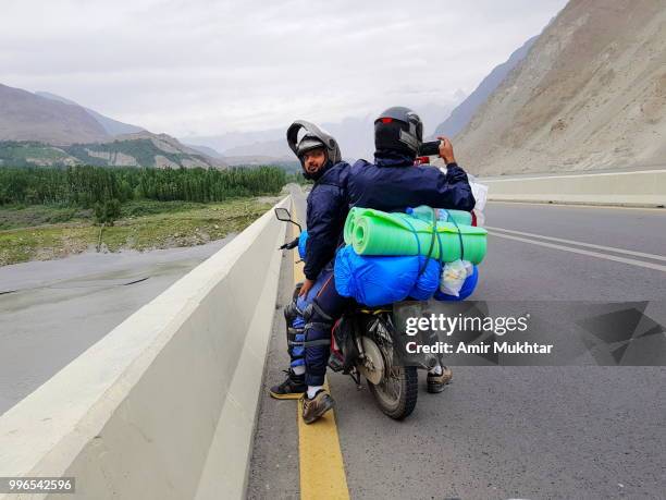 biker tourists stop on road and looking back - amir mukhtar 個照片及圖片檔