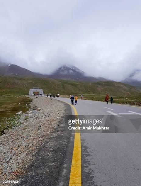 road to pakistan china border (khunjerab pass) - amir mukhtar fotografías e imágenes de stock
