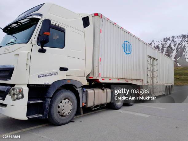 chinese heavy trailer (truck) carrying goods standing on the road - amir mukhtar 個照片及圖片檔