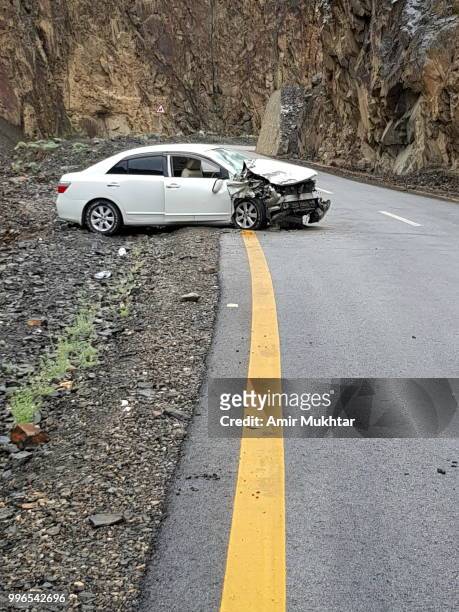 accident on kkh (karakoram highway) between cars - amir mukhtar 個照片及圖片檔