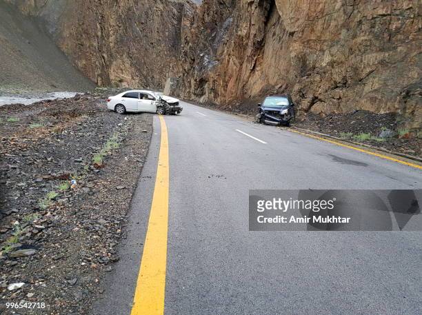 accident on kkh (karakoram highway) between cars - amir mukhtar fotografías e imágenes de stock