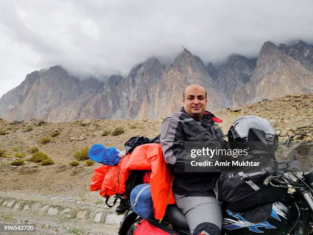 biker tourists are standing and enjoying in front of mountains covered with clouds - amir mukhtar 個照片及圖片檔