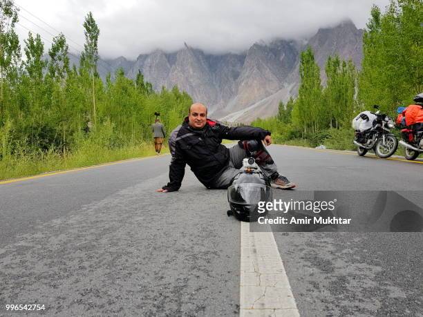 tourist biker sitting on mountain highway - amir mukhtar 個照片及圖片檔
