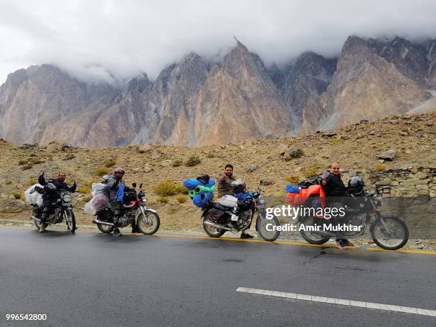 biker tourists are standing and enjoying in front of mountains covered with clouds - amir mukhtar 個照片及圖片檔