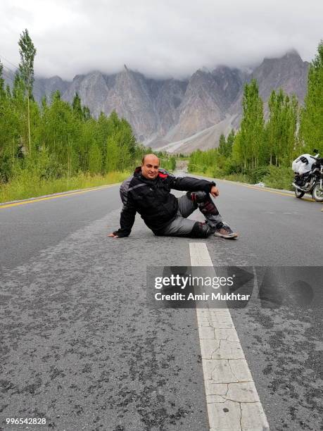 tourist biker sitting on mountain highway - amir mukhtar 個照片及圖片檔