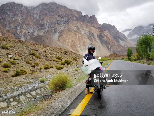 tourist bikers on kkh (karakoram highway) - amir mukhtar 個照片及圖片檔