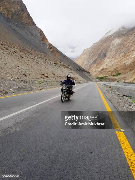 tourist bikers on kkh (karakoram highway) - amir mukhtar 個照片及圖片檔
